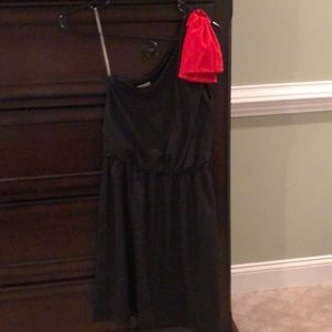 Small black dress with fed bow at shoulder